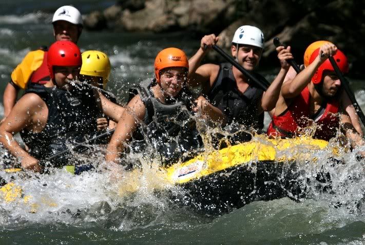 Rafting en Cantabria somoaventura (c) kamel1971 albergues en cantabria playa